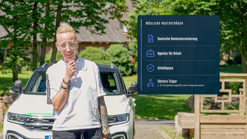 Standbild aus einem Erklärvideo: eine Frau spricht vor einem Fahrschulauto in die Kamera, rechts daneben eine eingeblendete Infografik mit möglichen Kostenträgern.
